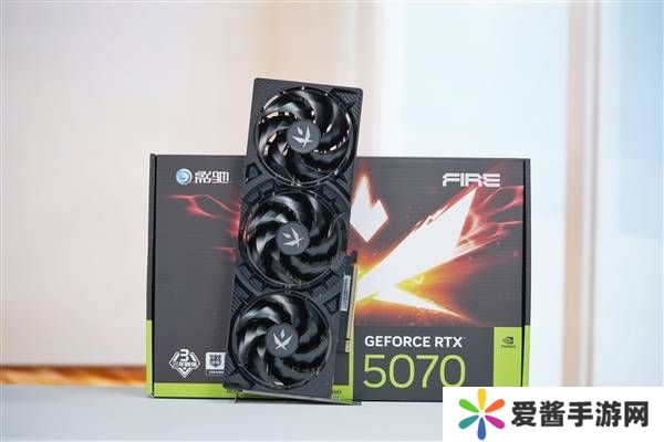 三折大扇叶！影驰RTX 5070 FIRE显卡图赏